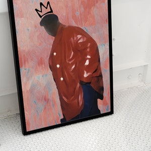 Puede incluir: Una pintura de una persona que lleva una chaqueta roja y una corona en la cabeza. El fondo es un diseño abstracto rosa y azul.