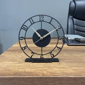 Orologio da tavolo classico in metallo, orologio da tavolo con numeri, orologio da ufficio dal design unico, orologio silenzioso da camera da letto, regalo per ufficio, regalo aziendale