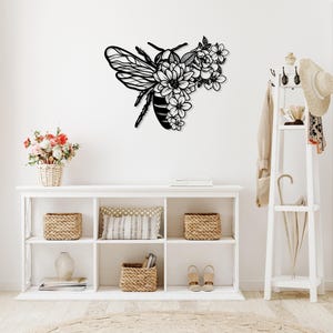 Arte de parede em metal com abelha e flor, para jardineiros e apicultores, decoração com abelhas, arte com abelhas-bombeiras, decoração de colmeia, decoração de parede grande para varanda, decoração com abelhas para casa de campo.