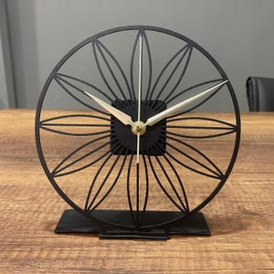 Relógio de mesa para escritório, relógio de mesa com design floral, presente para escritório em casa, relógio pequeno decorativo, relógio de estante, relógio de mesa para computador, relógio boho para casa