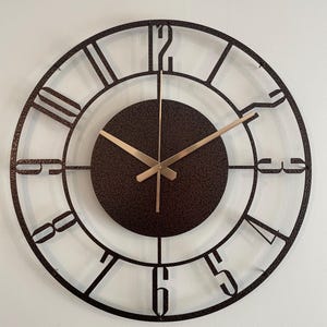 Gehämmertes Bronze-Wanduhr, Industrieuhr als Geschenk, große moderne Metall-Wanduhr aus der Mitte des 20. Jahrhunderts, einzigartige geräuschlose Wanduhr als Geschenk, braune Wanduhr