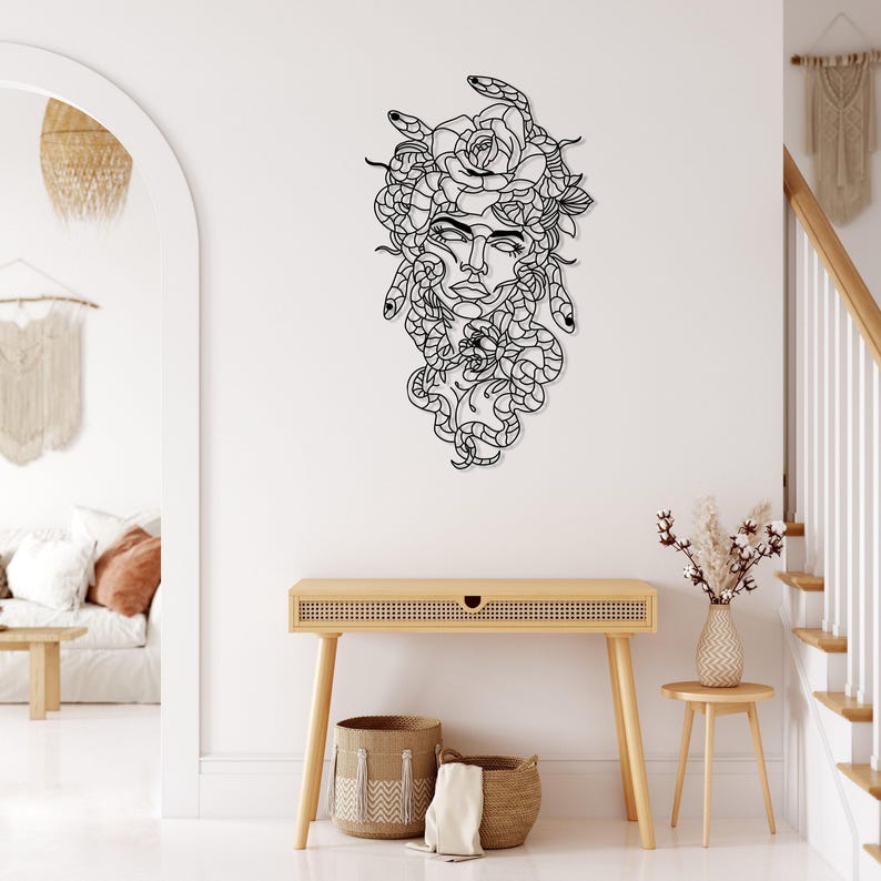 Arte de pared de metal de Medusa, decoración de cabeza de Medusa de la mitología griega, arte de pared mítico, diseño de interiores para sala de estar, arte de pared de gran tamaño, decoración única para el hogar imagen 2