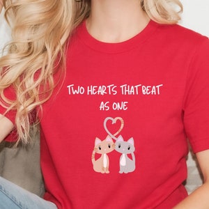 Niedliches und lustiges Liebes-Themen-Kleid-romantisches Grafik-T-Shirt mit herzlichem Design-Beziehungs-inspiriertem T-Shirt für Paare Herz- und Katzen-Oberteil