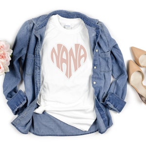 Grandma Shirt with Nana Heart for Mother&#39;s Day Gift T-Shirt for Women Cute Nana T Shirt Gift for Mom Trendy Grandmother Gift Tee for Mom Day