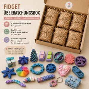 Può includere: Una scatola di cartone piena di sei pacchi avvolti e una varietà di giocattoli fidget colorati. La scatola include un mix di fidget di varie forme e colori, tra cui cubi, ingranaggi e spirali. La scatola è etichettata "Fidget Überraschungsbox".