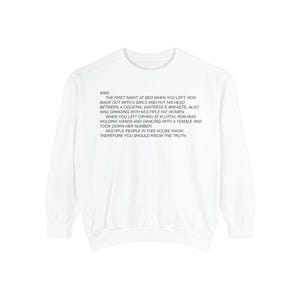Könnte beinhalten: Weißes Sweatshirt mit schwarzem Text. Der Text lautet: "SAM. THE FIRST NIGHT AT BED WHEN YOU LEFT... MULTIPLE PEOPLE IN THIS HOUSE KNOW, THEREFORE YOU SHOULD KNOW THE TRUTH."