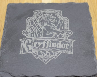 Posavasos grabados en pizarra natural con escudos de HP Wizard School