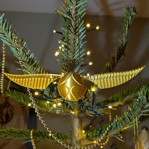 HP Flying ball Christmas Bauble - Quickball Flying Wizards