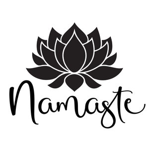 Könnte beinhalten: Schwarz-weiß-Illustration einer Lotusblume mit dem Wort "Namaste" darunter in einer stilisierten Schrift.