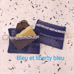 Peut inclure: Deux sacs à savon en maille bleue avec une bordure blanche et un motif floral. Un sac contient un savon.