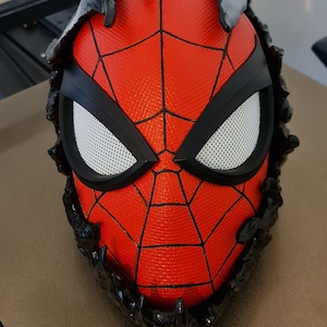 Spider-Man wordt Venom-helm