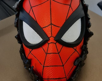 Spider-Man convirtiéndose en el casco de Venom