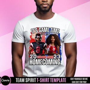 Puede incluir: Camiseta blanca con un dise&ntilde;o gr&aacute;fico que presenta a un jugador de f&uacute;tbol americano y una animadora. El texto en la camiseta dice "It's Game Time let's go! 20 YOUR HIGH SCHOOL 23 HOMECOMING".