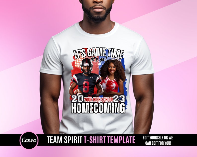 Puede incluir: Camiseta blanca con un dise&ntilde;o gr&aacute;fico que presenta a un jugador de f&uacute;tbol americano y una animadora. El texto en la camiseta dice "It's Game Time let's go! 20 YOUR HIGH SCHOOL 23 HOMECOMING".