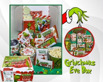 Może przedstawiać: Pudełko Grinchmas Eve Box wypełnione przekąskami i słodyczami o tematyce Grincha. Pudełko przedstawia postać Grincha i świąteczne wzory. Zawiera popcorn, batony Kit Kat, owoce Welch i inne.