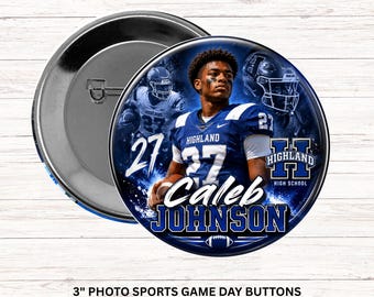 Könnte beinhalten: Ein runder Ansteckbutton mit einem Footballspieler in einer blau-weißen Highland High School Uniform mit der Nummer 27. Das Design enthält den Text Caleb Johnson, Highland High School und eine Football-Grafik auf blauem Hintergrund.