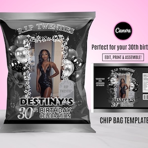 Pode incluir: Modelo de saco de batatas fritas preto e branco com uma foto de uma pessoa com um vestido preto. O texto no saco diz "RIP Twenties" e "Destiny's 30th Birthday Celebration".