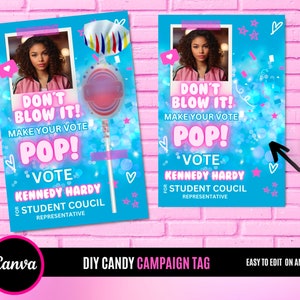 Op de afbeelding: Een blauwe en roze campagnetag met een foto van een jonge vrouw en een afbeelding van een lolly. De tekst luidt "Don't Blow It! Make Your Vote Pop! Vote Kennedy Hardy for Student Council Representative."