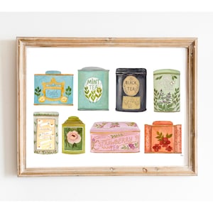 Puede incluir: Una lámina de acuarela enmarcada que muestra ocho latas de té de diversos colores y formas. Las latas incluyen textos como English Tea, Mint Tea, Black Tea y Strawberry Tea, decoradas con ilustraciones botánicas de flores y hojas.