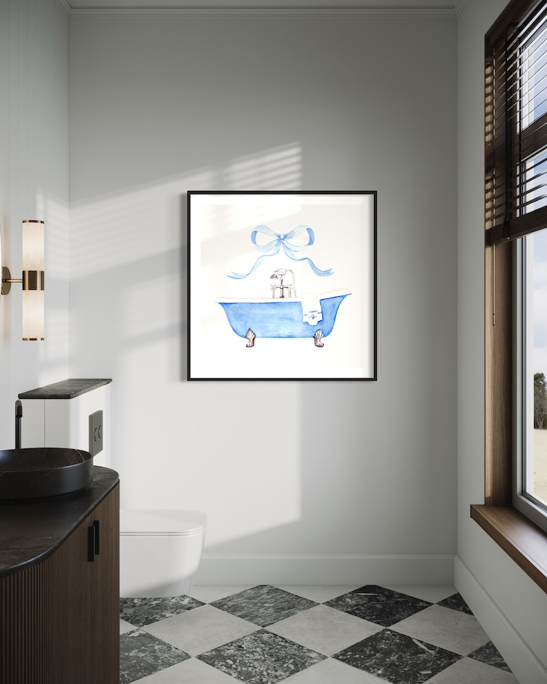 Peut inclure: Une peinture &agrave; l'aquarelle d'une baignoire bleue avec une serviette blanche et un n&oelig;ud bleu sur le dessus. La baignoire a des pieds dor&eacute;s et est sur un fond blanc.