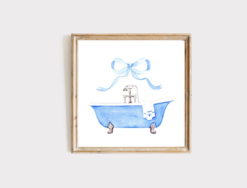 Peut inclure: Une peinture &agrave; l'aquarelle d'une baignoire bleue avec une serviette blanche et un n&oelig;ud bleu sur le dessus. La baignoire a des pieds dor&eacute;s et un robinet argent&eacute;.