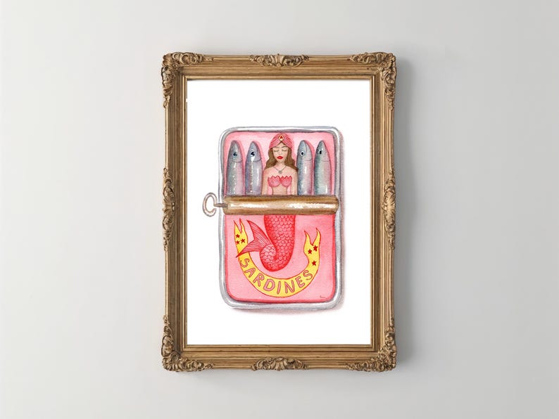 Puede incluir: Una ilustraci&oacute;n de acuarela de una sirena en una lata de sardinas rosa. La sirena tiene una cola roja, un top rosa y una corona de flores. La lata tiene la palabra "SARDINAS" escrita en letras amarillas.