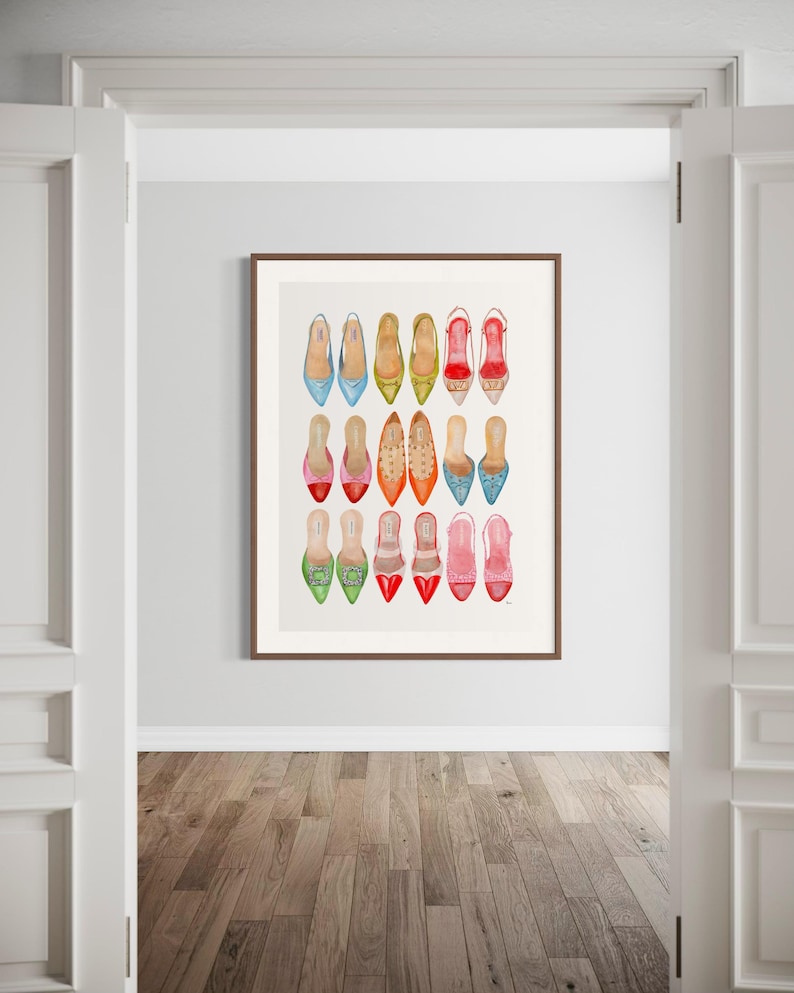 Op de afbeelding: Een ingelijst afdruk van een aquarel van 16 verschillende paar schoenen. De schoenen zijn allemaal in verschillende kleuren en stijlen, waaronder rood, groen, blauw, roze en geel. De schoenen zijn gerangschikt in een rasterpatroon.