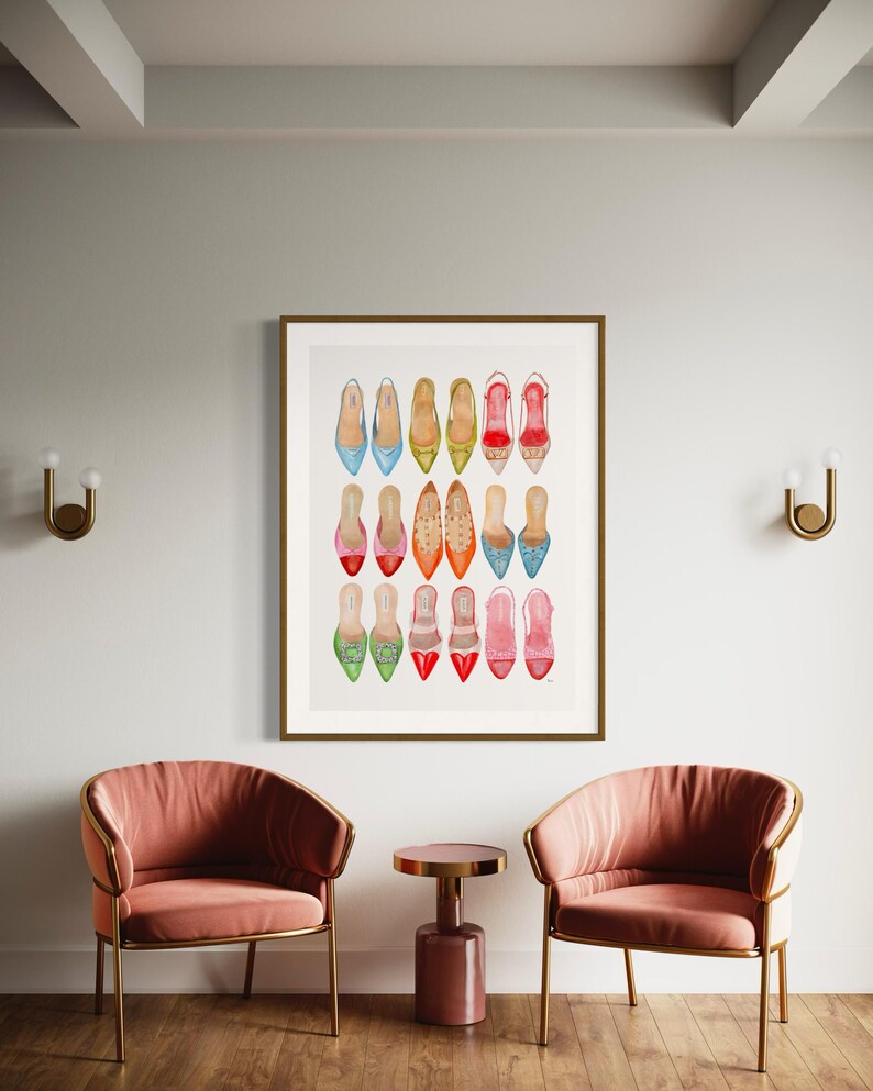 Op de afbeelding: Een ingelijst aquarel schilderij van 18 kleurrijke damesschoenen. De schoenen zijn allemaal in verschillende stijlen, waaronder platte schoenen, hakken en sandalen. De schoenen zijn gerangschikt in een rasterpatroon op een witte achtergrond.