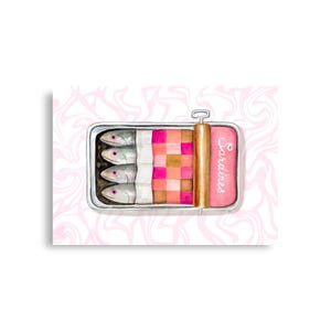Lámina de arte mural con sardinas rosas, arte mural retro, decoración maximalista, comida dibujada a mano, regalo de cumpleaños, arte de pescado enlatado, póster rosa fuerte
