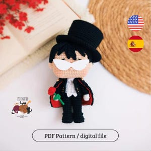 Pode incluir: Boneca de crochê de um personagem com cartola preta, terno preto e óculos brancos, segurando uma rosa vermelha. A roupa da boneca tem detalhes em vermelho. O texto "PDF Pattern / digital file" está na parte inferior.