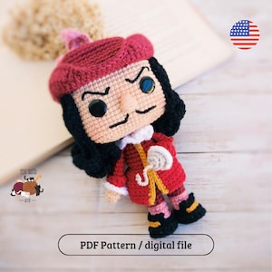 Puede incluir: Muñeco de ganchillo del Capitán Garfio en rojo, negro y beige. El muñeco tiene un sombrero rojo, pelo negro y una expresión severa. Lleva un abrigo rojo con ribetes dorados y botas negras. El texto en la imagen dice "PDF Pattern / digital file."