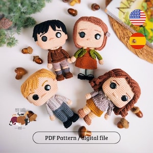 Pode incluir: Quatro bonecas de crochê feitas à mão com cabelo preto, castanho e loiro, vestindo várias roupas. As bonecas estão dispostas em uma superfície branca com bolotas e vegetação. O texto "PDF Pattern / digital file" é visível.