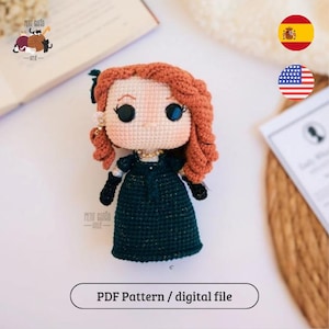 Pode incluir: Boneca de crochê feita à mão com cabelo ruivo, vestindo um vestido verde escuro e luvas pretas. A boneca tem um rosto branco com olhos pretos e é adornada com um colar e brincos dourados. O texto "PDF Pattern / digital file" está na parte inferior.