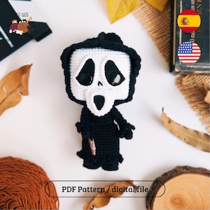 Puede incluir: Muñeco de ganchillo de Ghostface, personaje de la saga Scream, en blanco y negro. El muñeco tiene grandes ojos negros y una boca abierta. Se muestra el texto "PDF Pattern / digital file". Un artículo de manualidades de Halloween.