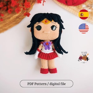 Puede incluir: Muñeca de ganchillo hecha a mano con cabello negro, falda roja y top blanco. La muñeca tiene una diadema dorada y un lazo morado. El texto "PDF Pattern / digital file" está en la parte inferior. Es un personaje de Sailor Moon.
