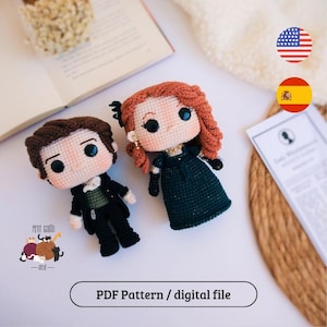 Pode incluir: Duas bonecas de crochê, uma masculina e outra feminina, com olhos grandes e pretos e detalhes. A boneca masculina usa um casaco preto e a boneca feminina usa um vestido verde. O texto "PDF Pattern / digital file" está abaixo.