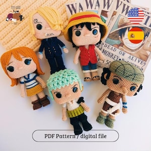 Könnte beinhalten: Sechs gehäkelte Charakterpuppen, jede mit unterschiedlichen Haaren und Kleidung, inspiriert von einer Anime-Serie. Die Puppen sind auf einer weißen Oberfläche angeordnet, mit einem Poster im Hintergrund. Der Text "PDF Pattern/ digital file" befindet sich unten.