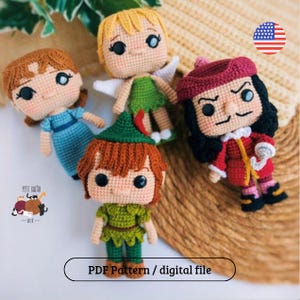 Pode incluir: Bonecas de crochê dos personagens de Peter Pan, incluindo Peter Pan, Sininho, Wendy e Capitão Gancho. Cada boneca é feita à mão com detalhes e cores vibrantes. As bonecas estão vestindo suas roupas características. O texto "PDF Pattern / digital file" é visível.