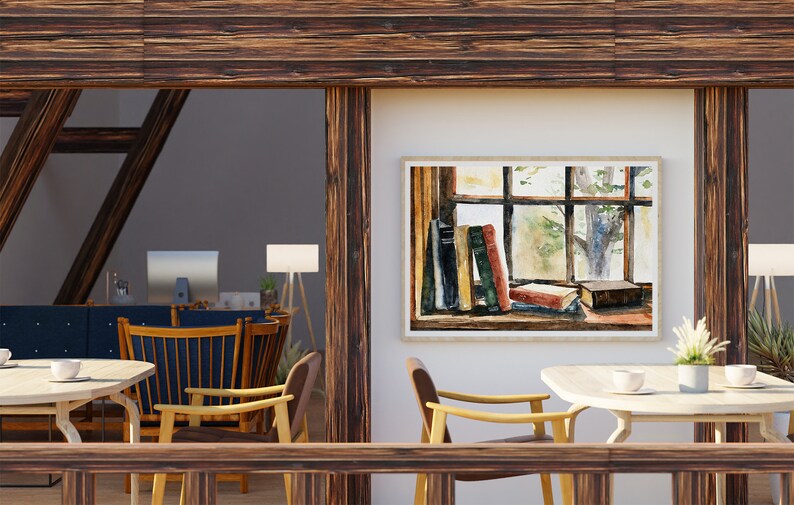 Puede incluir: Una mesa de madera con dos sillas se encuentra en un balc&oacute;n con vistas a una habitaci&oacute;n con un sof&aacute; azul, una mesa de madera con sillas y una pintura de una ventana con libros en un alf&eacute;izar.