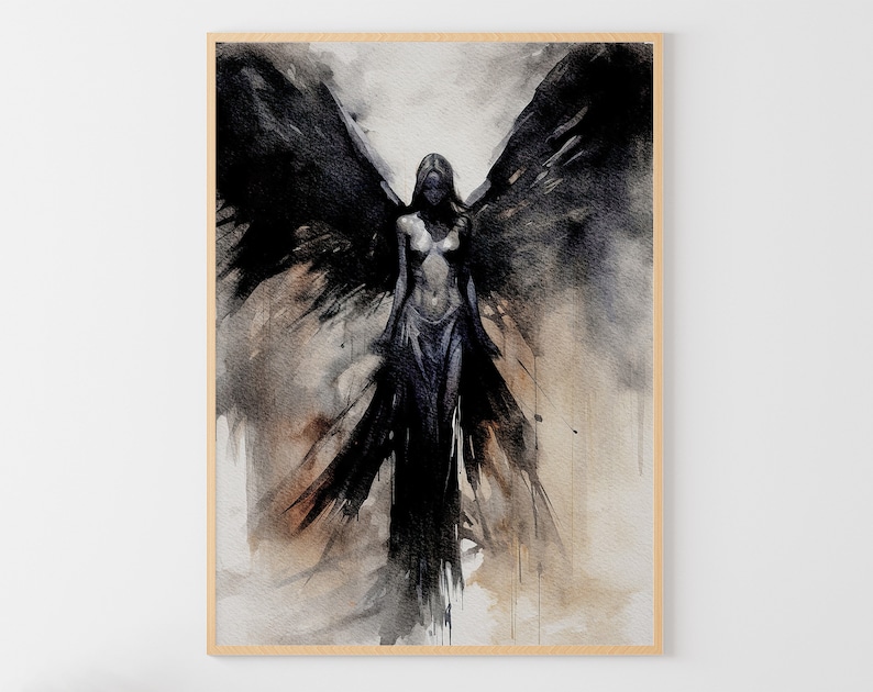 Puede incluir: Una pintura de acuarela de una mujer con alas oscuras, de pie en un entorno brumoso y et&eacute;reo. La mujer est&aacute; representada con un vestido fluido y una expresi&oacute;n serena.