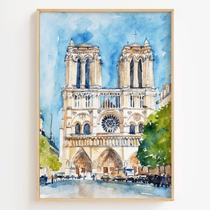 Op de afbeelding: Waterverf schilderij van de Notre Dame kathedraal in Parijs, Frankrijk. De schildering toont de voorgevel van de kathedraal met zijn twee torens, roosvenster en ingewikkelde details. De lucht is lichtblauw met wat wolken. Het schilderij is ingelijst in een licht houten lijst.