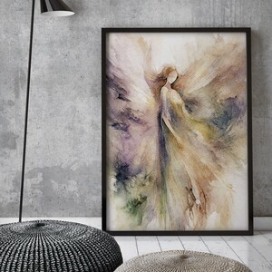 K&ouml;nnte beinhalten: Ein gerahmtes Aquarellbild einer Frau mit wallendem Haar und einem Kleid, umgeben von einem weichen, abstrakten Hintergrund in Lila-, Gr&uuml;n- und Braunt&ouml;nen.