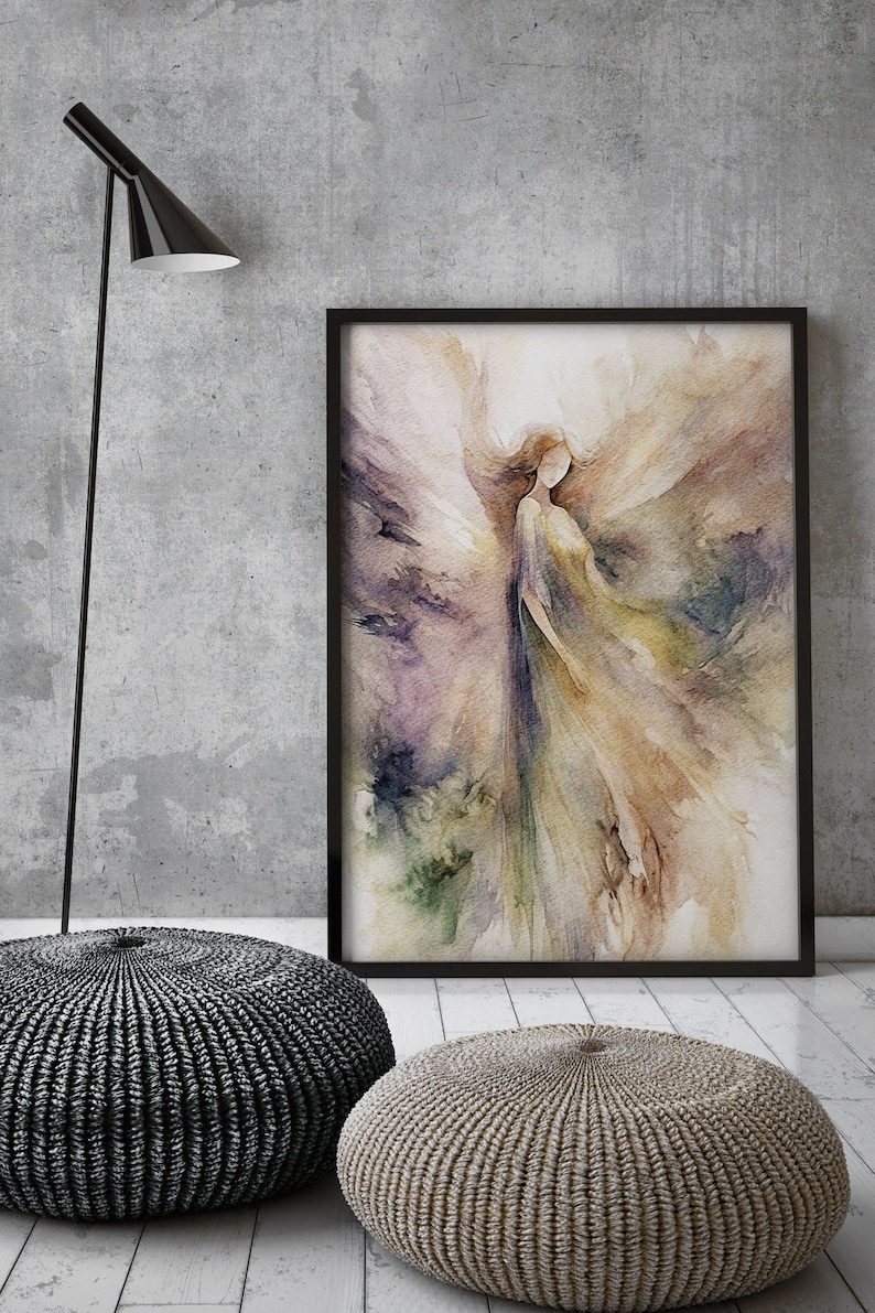 K&ouml;nnte beinhalten: Ein gerahmtes Aquarellbild einer Frau mit wallendem Haar und einem Kleid, umgeben von einem weichen, abstrakten Hintergrund in Lila-, Gr&uuml;n- und Braunt&ouml;nen.