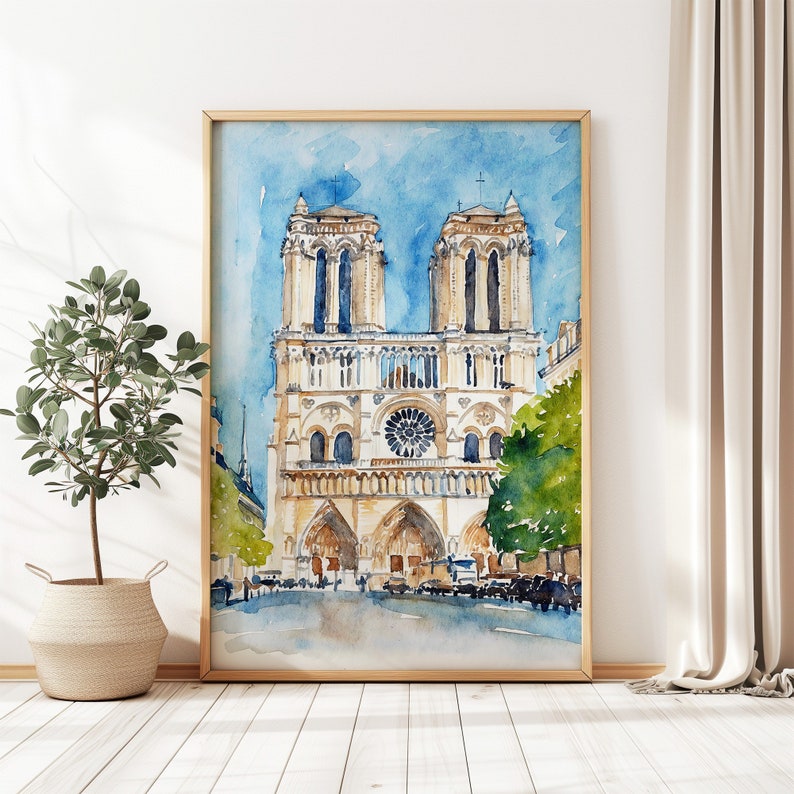 Op de afbeelding: Waterverf schilderij van de Notre Dame kathedraal in Parijs, Frankrijk. Het schilderij toont de voorgevel van de kathedraal met zijn twee iconische torens, roosvenster en ingewikkelde details. Het schilderij is gemaakt in tinten blauw, grijs en bruin.