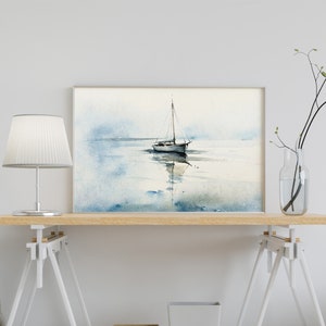 K&ouml;nnte beinhalten: Ein Aquarellbild eines Segelboots auf einem ruhigen Gew&auml;sser. Das Segelboot ist wei&szlig; mit einem blauen Segel und liegt in der Mitte des Bildes vor Anker. Das Wasser ist hellblau und der Himmel ist hellgrau.