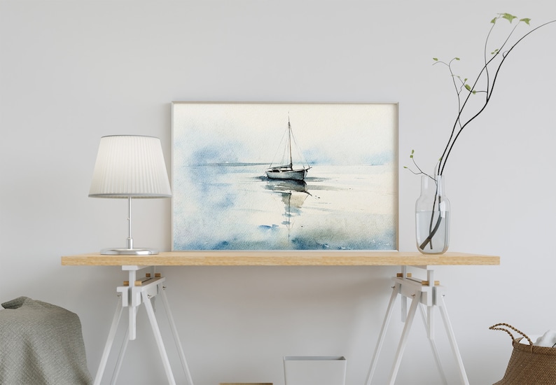 K&ouml;nnte beinhalten: Ein Aquarellbild eines Segelboots auf einem ruhigen Gew&auml;sser. Das Segelboot ist wei&szlig; mit einem blauen Segel und liegt in der Mitte des Bildes vor Anker. Das Wasser ist hellblau und der Himmel ist hellgrau.