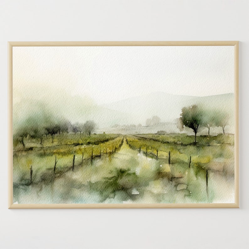 Op de afbeelding: Een aquarel schilderij van een mistig landschap met een zandweg die door een veld met groene wijnstokken loopt. De weg is omzoomd met bomen en de achtergrond is wazig blauw.