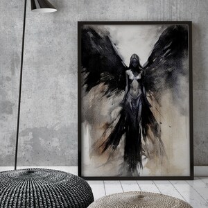 Puede incluir: Una pintura de acuarela en blanco y negro de una mujer con alas grandes. La pintura est&aacute; enmarcada en un marco negro y est&aacute; colgada en una pared gris.