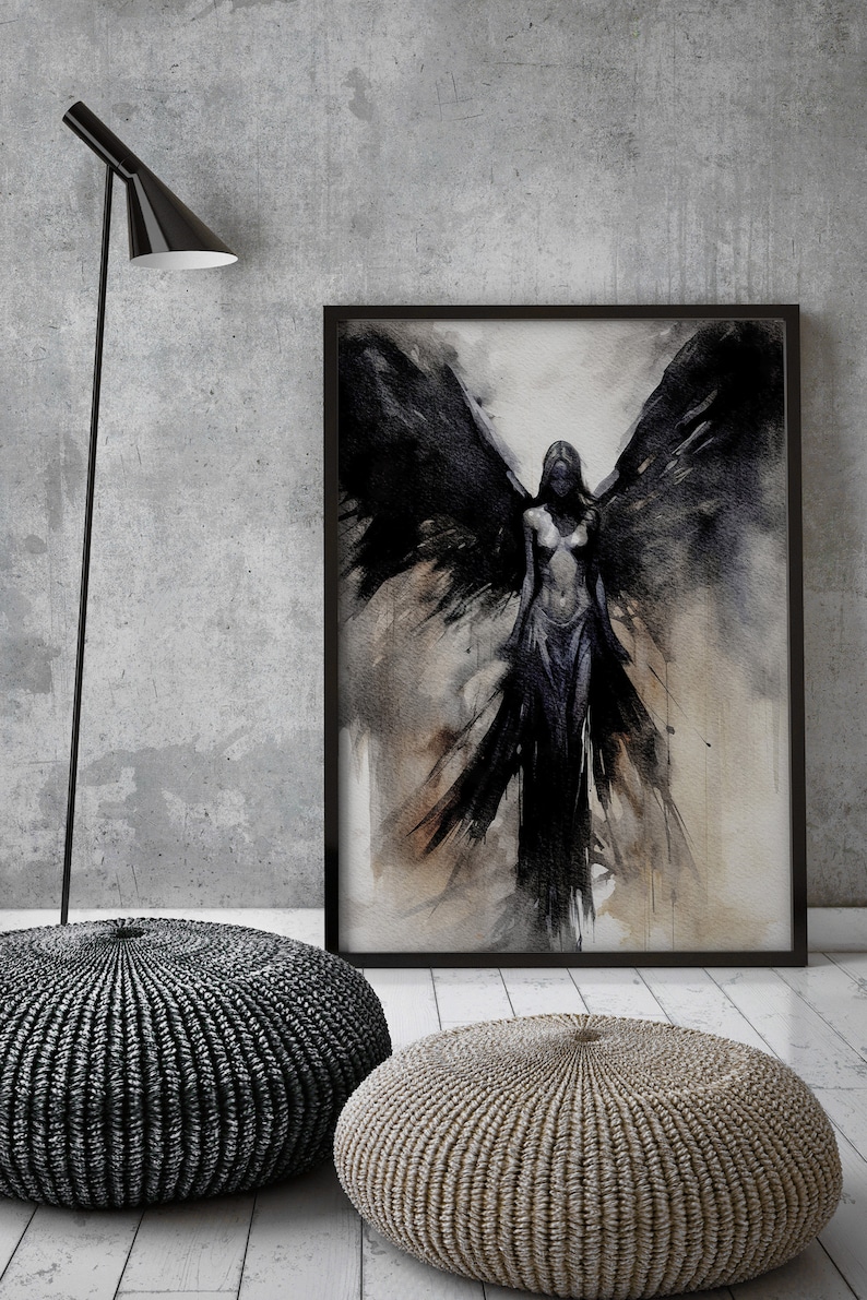 Puede incluir: Una pintura de acuarela en blanco y negro de una mujer con alas grandes. La pintura est&aacute; enmarcada en un marco negro y est&aacute; colgada en una pared gris.