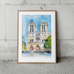 Op de afbeelding: Een aquarel van de Notre Dame kathedraal in Parijs, Frankrijk. De schildering toont de voorgevel van de kathedraal, met zijn twee torens en roosvenster. De schildering is ingelijst in een licht houten lijst.